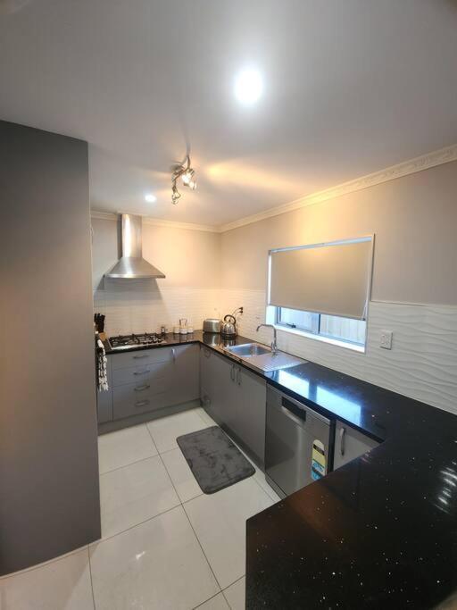 Airport & City At Your Doorstep! The Central Charm Auckland Exterior photo