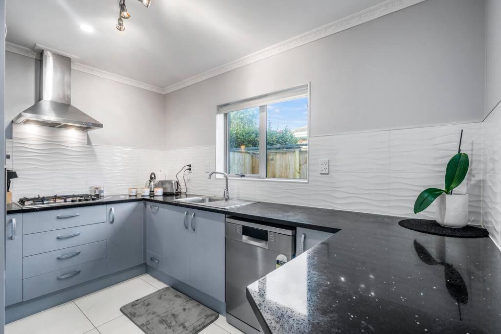 Airport & City At Your Doorstep! The Central Charm Auckland Exterior photo